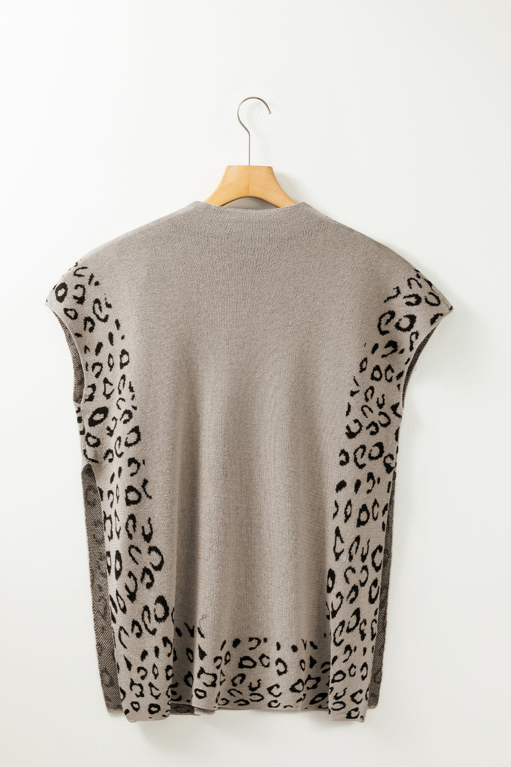 Rauchgrauer leopardenbesatz hochgeschlossener kurzarmpullover