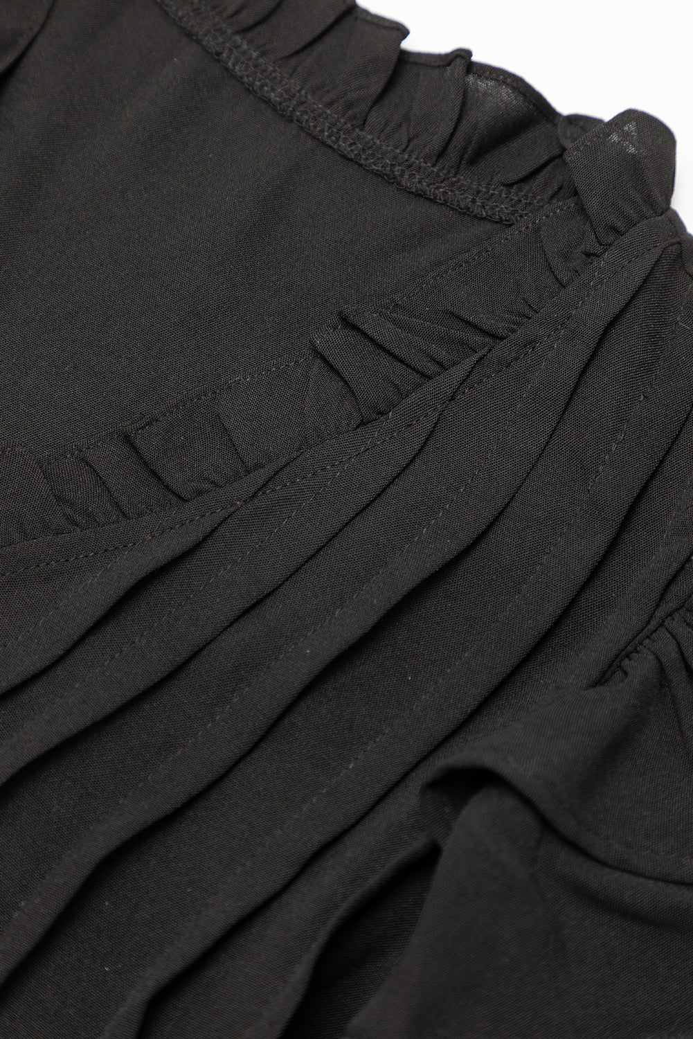 Schwarzes Shiftkleid mit Rüschenärmeln und V-Ausschnitt mit Rüschen