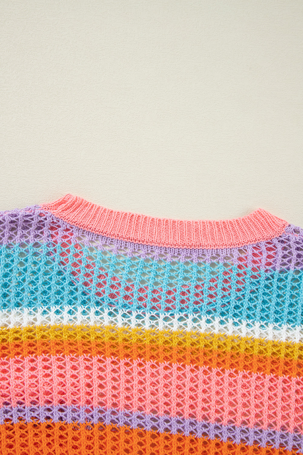 Rosa gestreifter colorblock pullover mit 3/4-ärmeln aus gehäkeltem material
