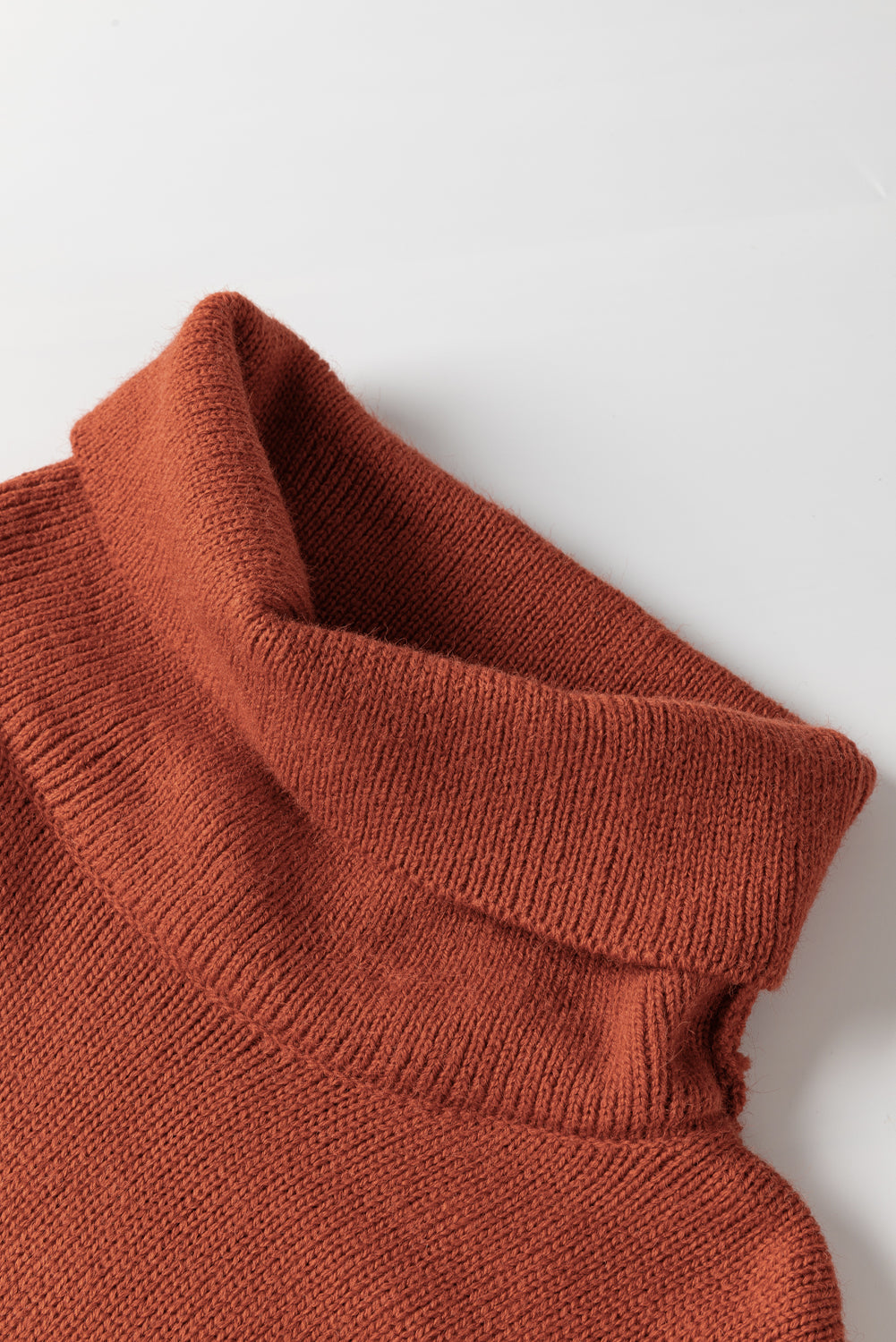 Clay roter farbblock-rollkragenpullover mit tropfenschulter-strickpullover
