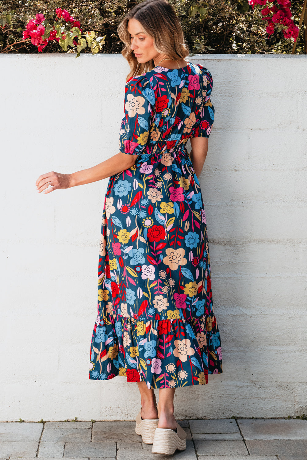 Grünes retro-maxikleid mit blumenmuster und geteiltem ausschnitt