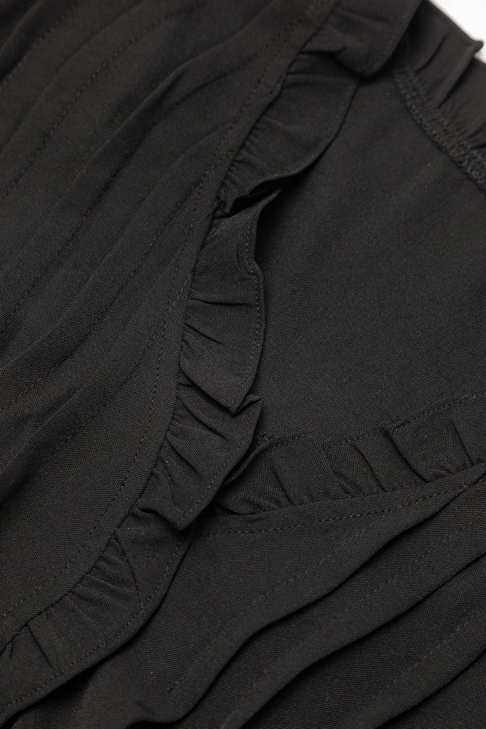Schwarzes Shiftkleid mit Rüschenärmeln und V-Ausschnitt mit Rüschen