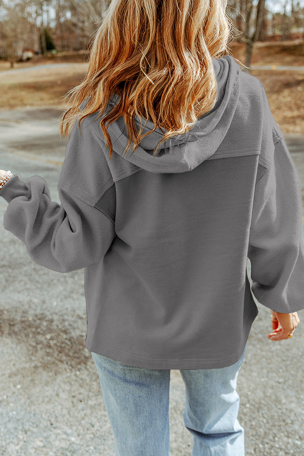 Graue klappentasche mit kordelzug kapuze zip up jacke