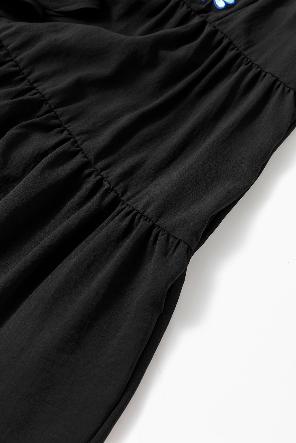 Schwarzes, mit blumen besticktes, gerafftes minikleid