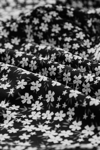 Schwarzer schmaler riemen gesmokter mieder weites bein floraler jumpsuit