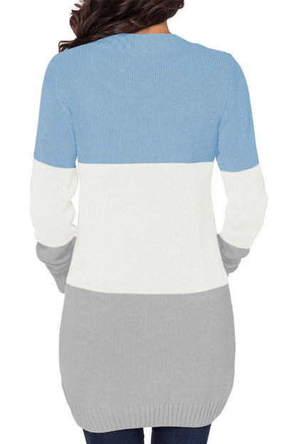 Blaue strickjacke mit fronttasche und knopfverschluss