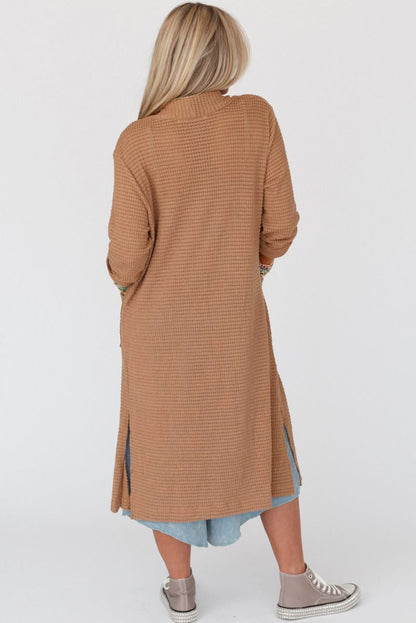 Kastanienbrauner langer waffelstrick-cardigan mit taschen