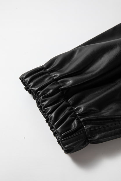 Schwarze kunstleder-jogginghose mit gesmokter taille und kordelzug
