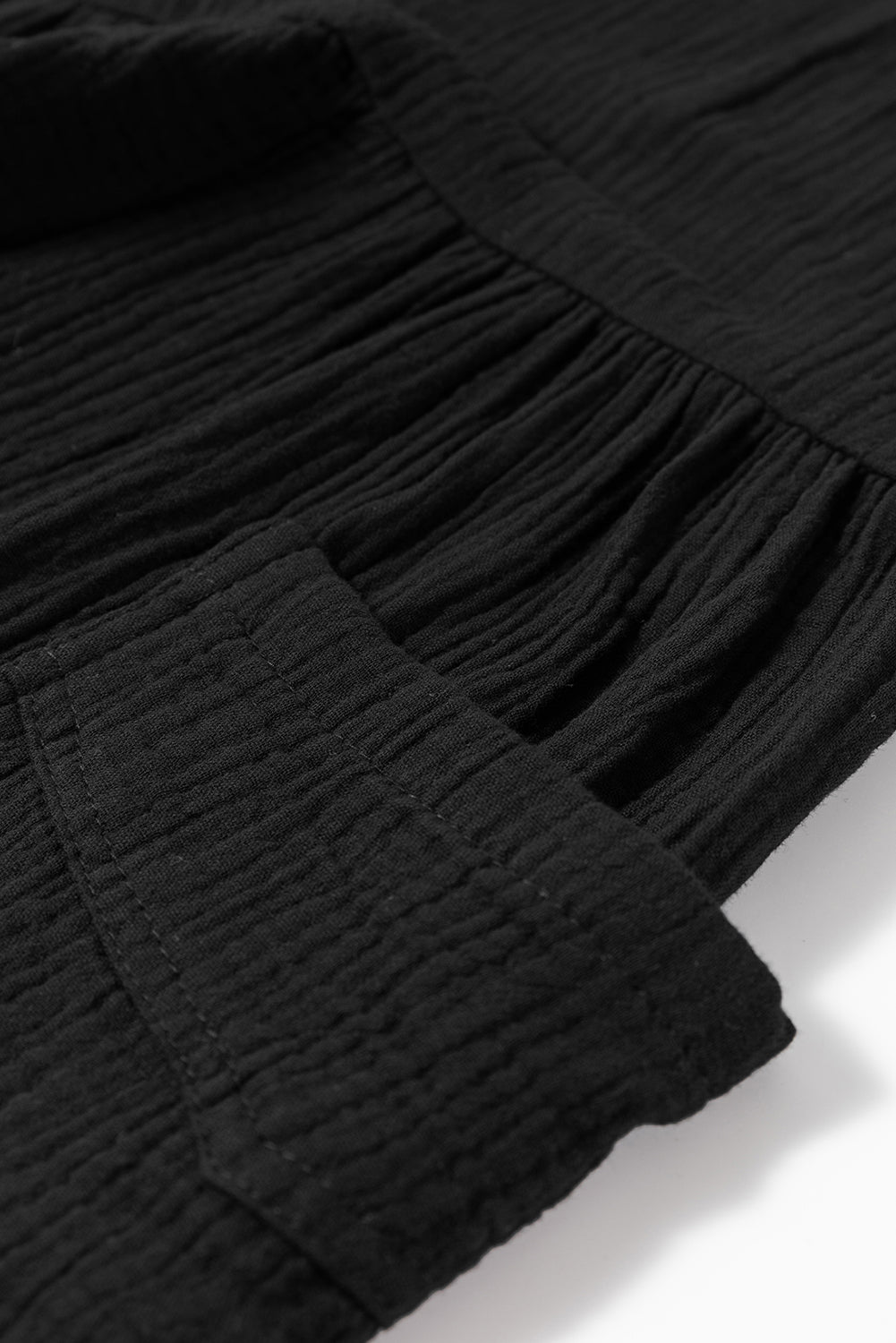 Schwarzer strukturierter, geknoteter trägerrock mit hoher taille und weitem bein