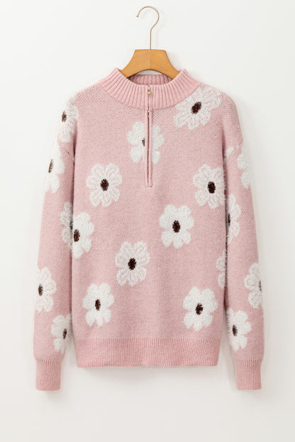Rosafarbener pullover mit blumenmuster und halbem reißverschluss an den schultern