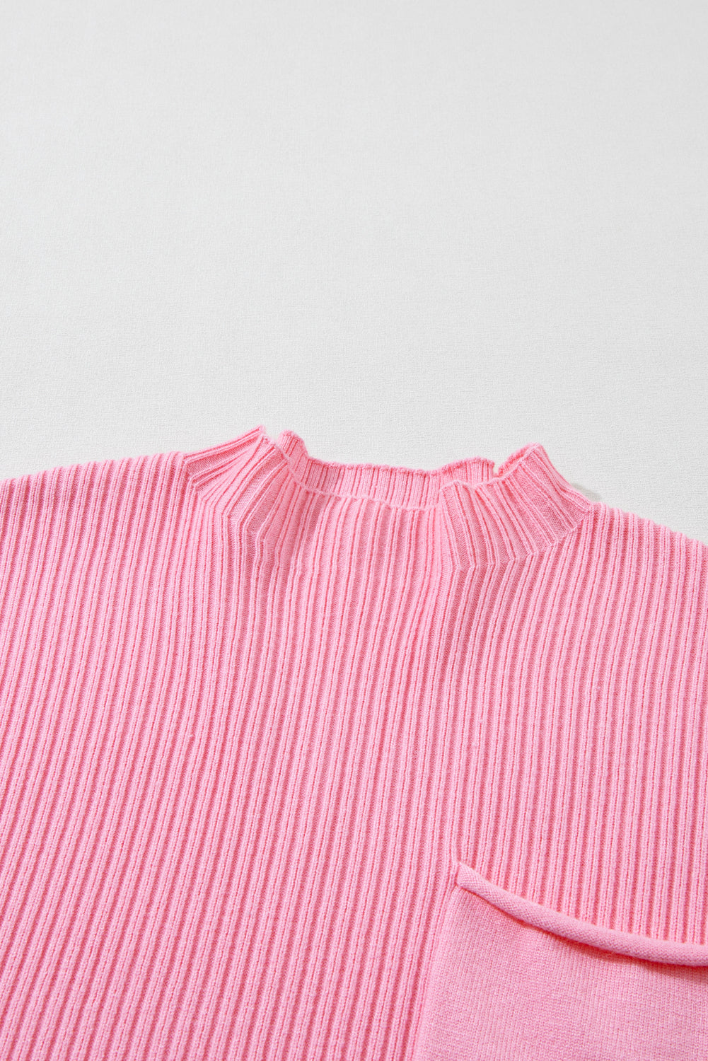 Rosafarbener kurzarmpullover mit aufgesetzten taschen aus rippenstrick
