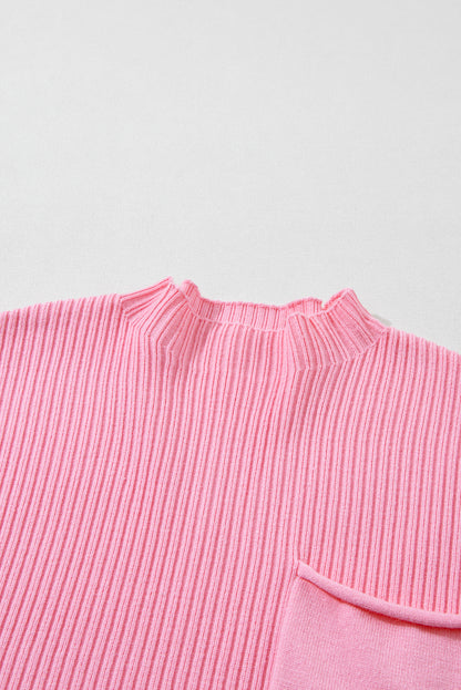 Rosafarbener kurzarmpullover mit aufgesetzten taschen aus rippenstrick