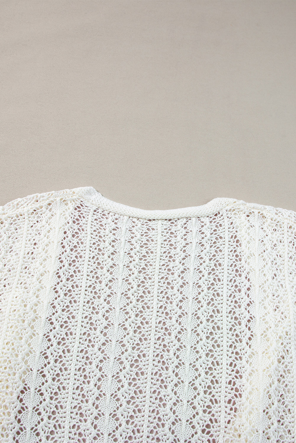 Weißer modischer strickcardigan mit hohlen schultern