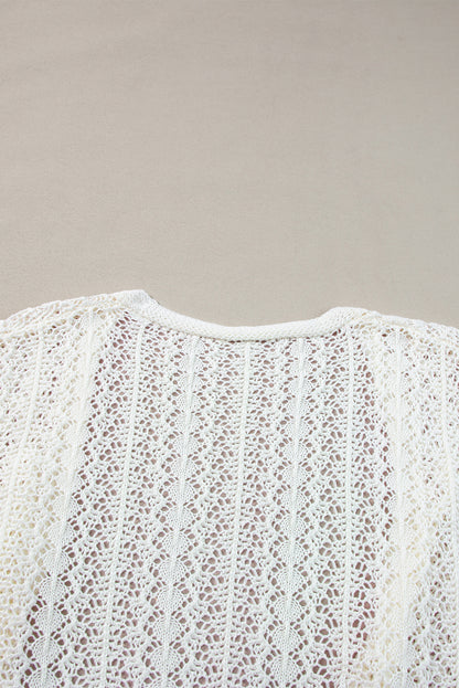 Weißer modischer strickcardigan mit hohlen schultern