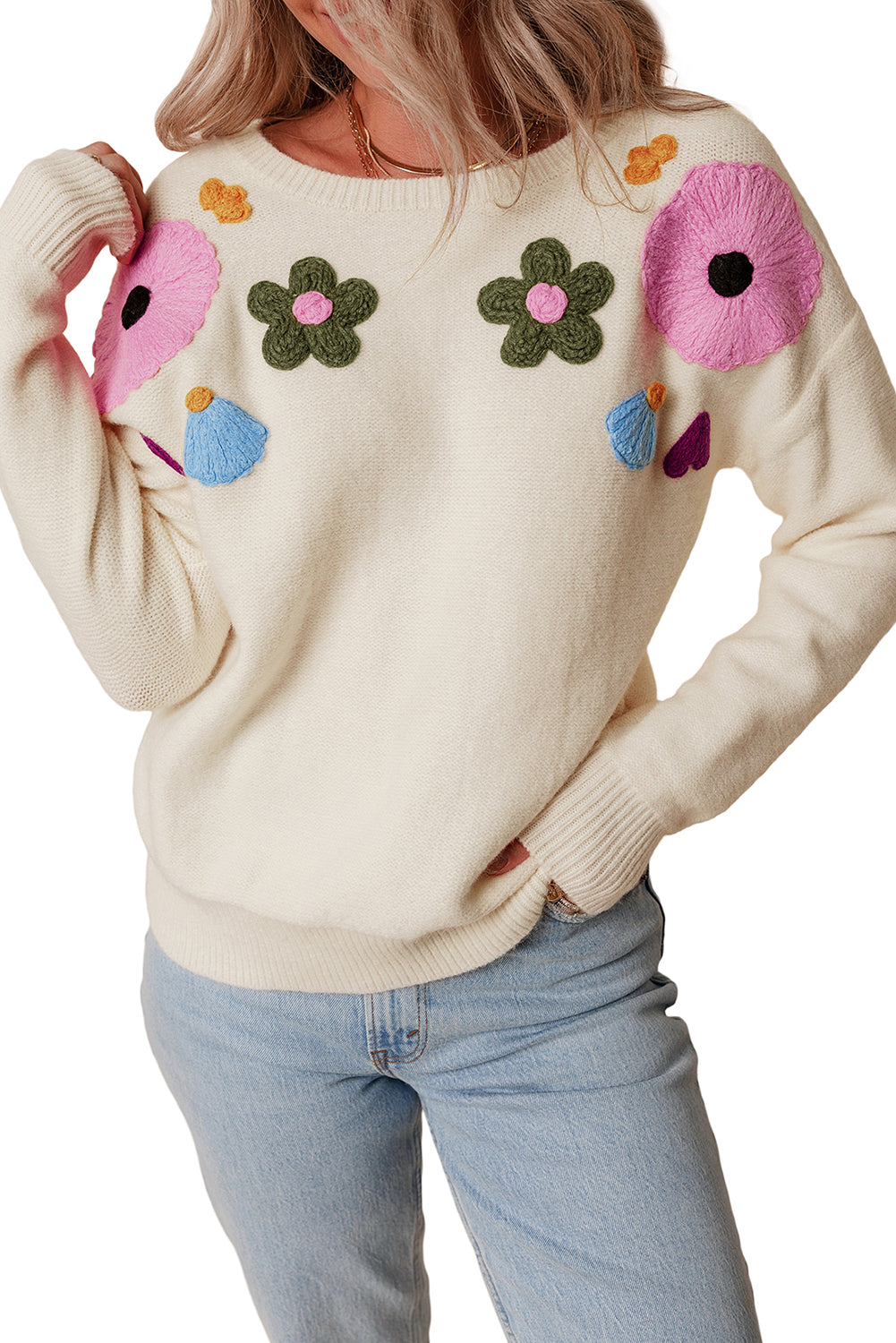 Beige gestrickter pullover mit blumenmuster und geripptem rand
