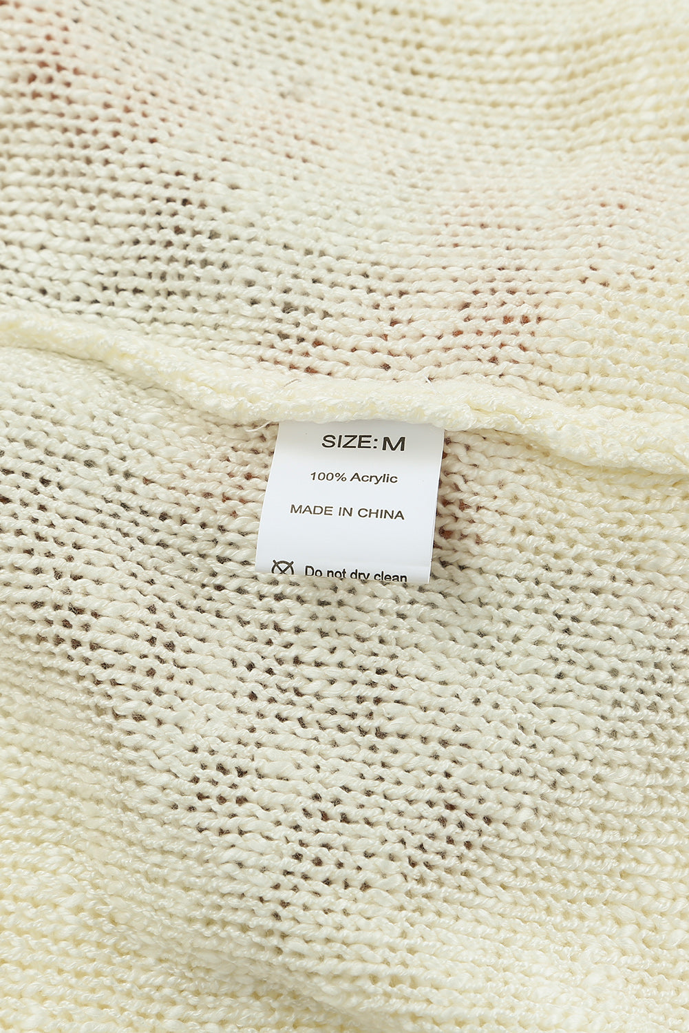 Beigefarbener pullover mit gestreiften schultern und chevronmuster