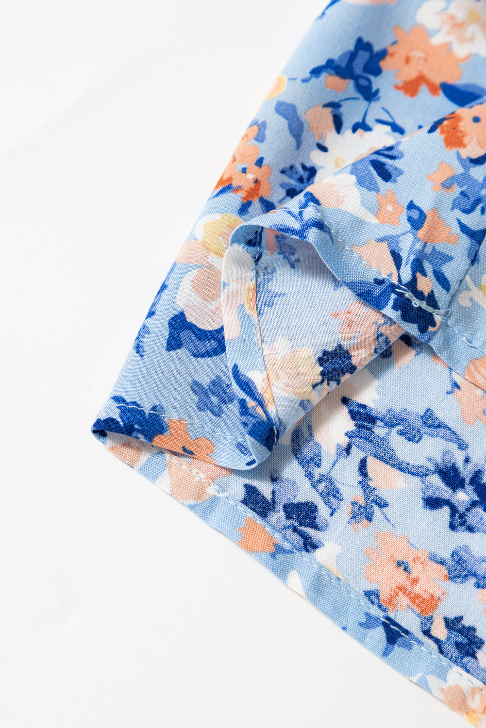 Himmelblaues gerafftes maxikleid mit blumendruck