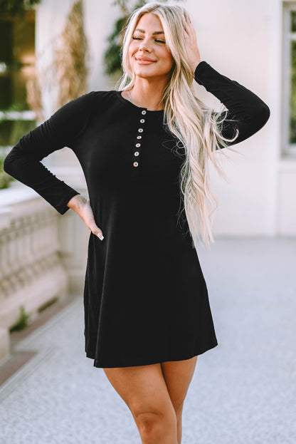 Schwarzes solides langärmeliges henley-kleid