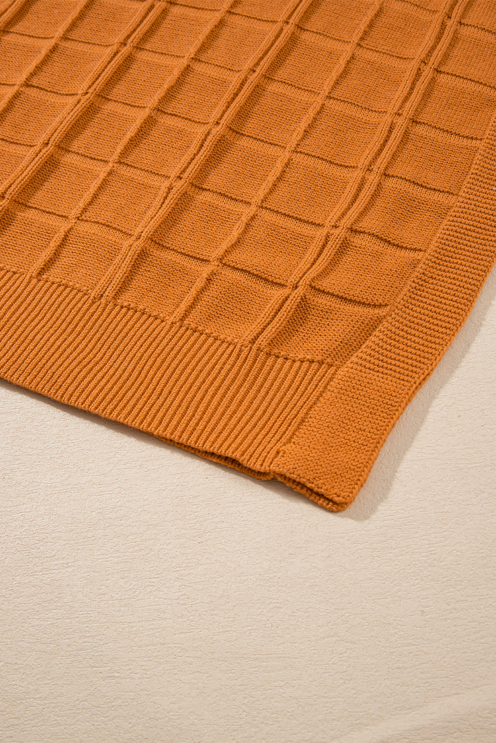 Kastanienbrauner kurzarmpullover mit gitterstruktur