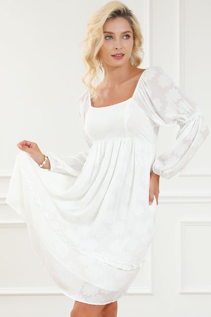 Weißes jacquard-kleid mit quadratischem ausschnitt und blasenärmeln