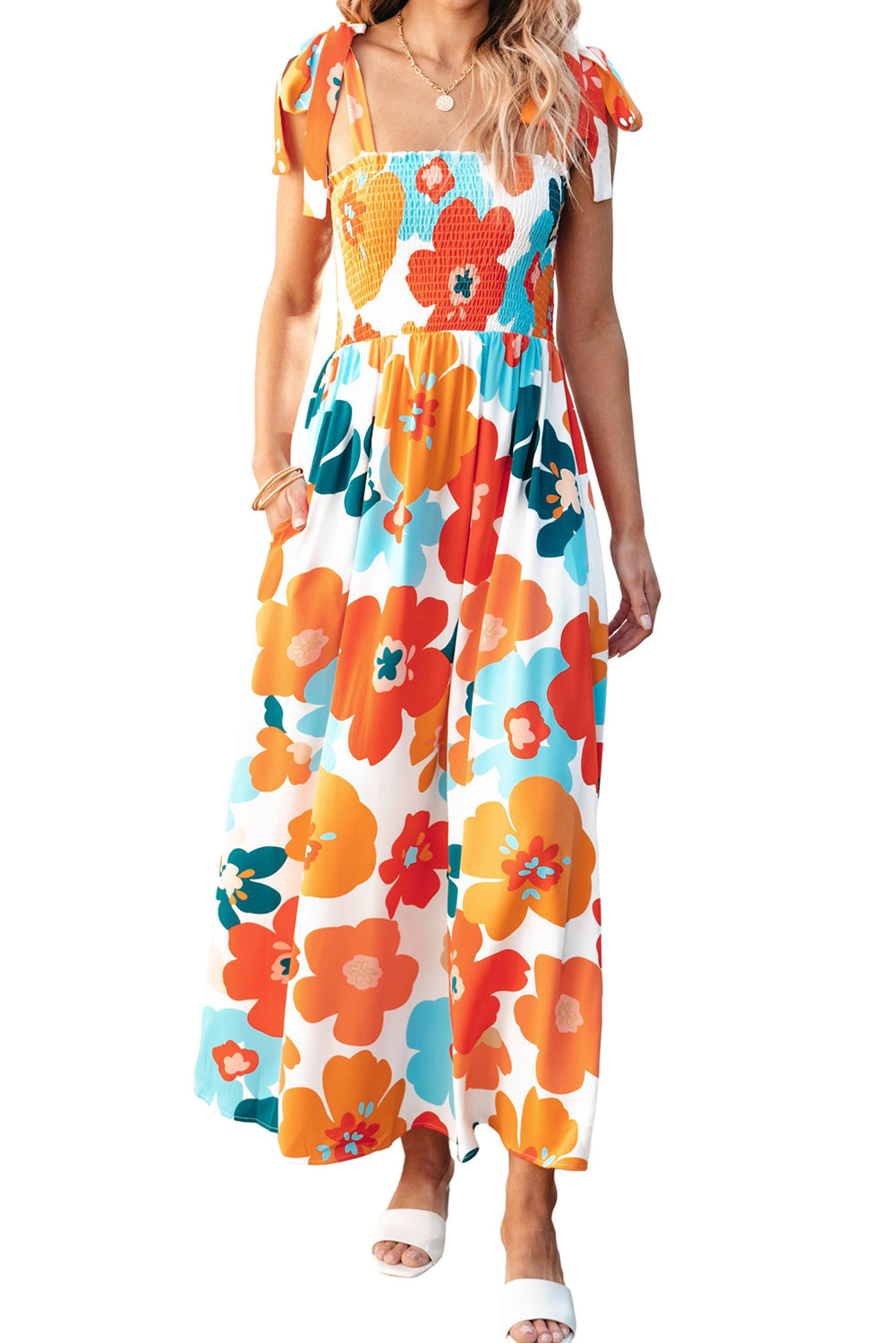 Orangefarbenes maxikleid mit selbstgebundenen trägern und gesmokter oberweite
