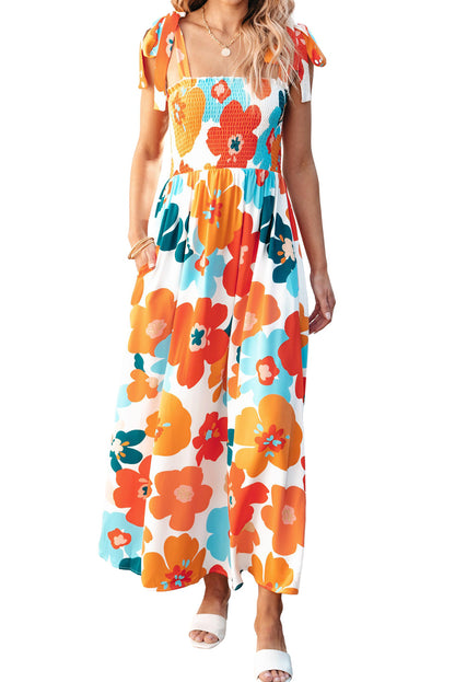 Orangefarbenes maxikleid mit selbstgebundenen trägern und gesmokter oberweite