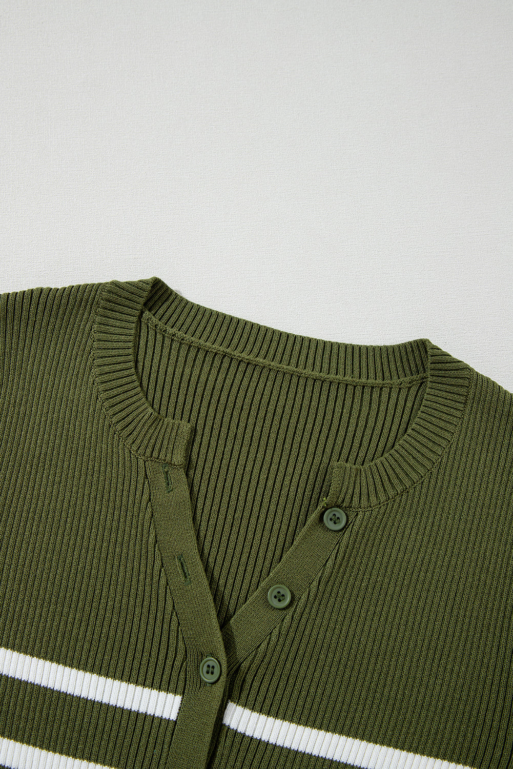 Grüner streifen rippenstrick henley knöpfe slim fit pullover