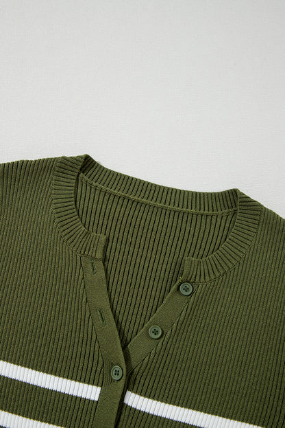 Grüner streifen rippenstrick henley knöpfe slim fit pullover