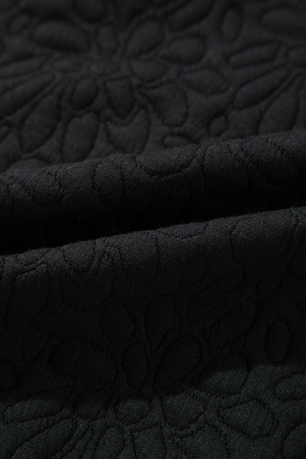 Schwarze gesteppte jacke mit blumenmuster
