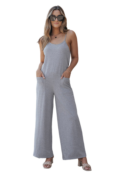 Grauer spaghetti-träger-overall mit aufgesetzten taschen und weitem bein