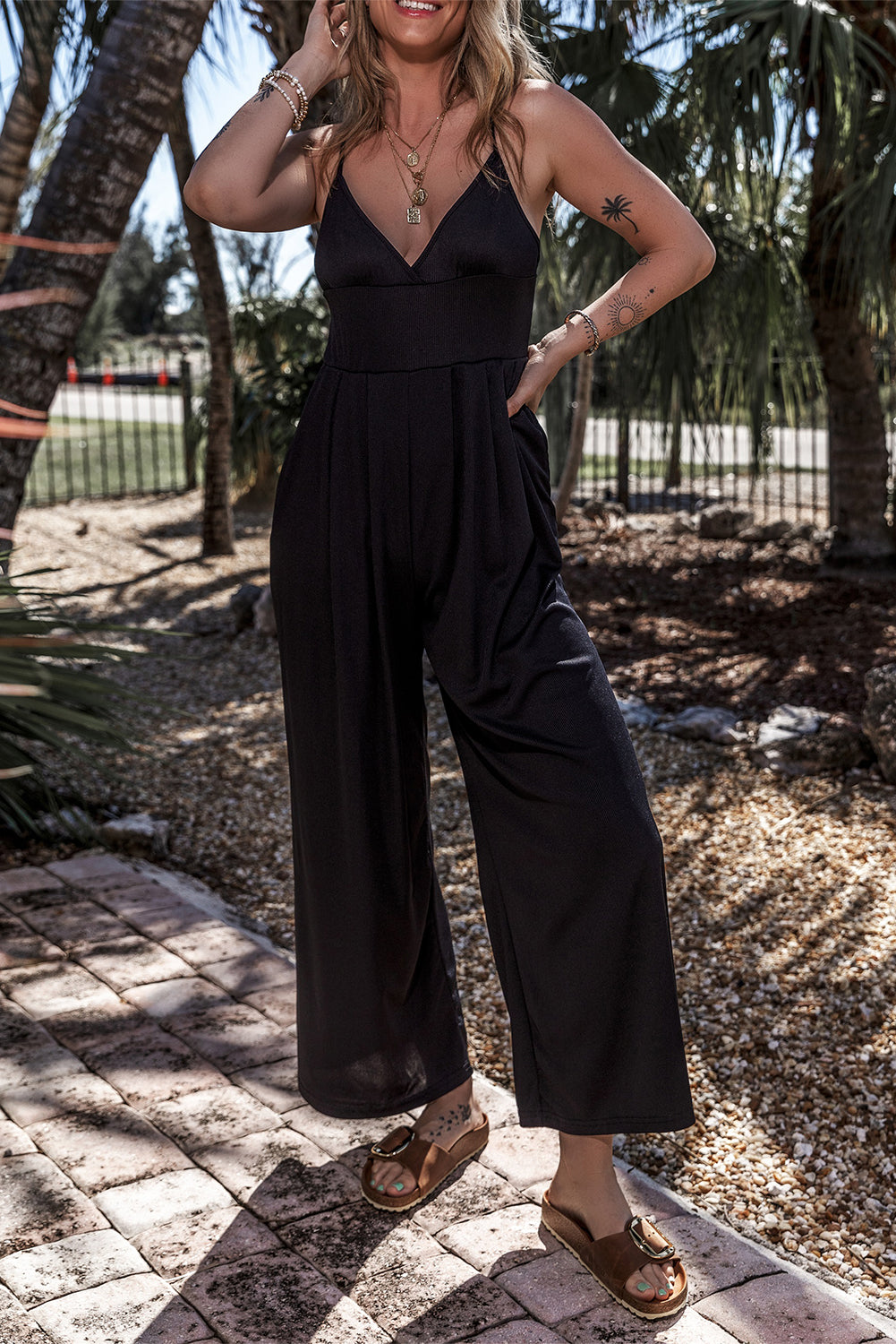 Schwarzes weites bein mit hoher taille sexy v-ausschnitt cami jumpsuit
