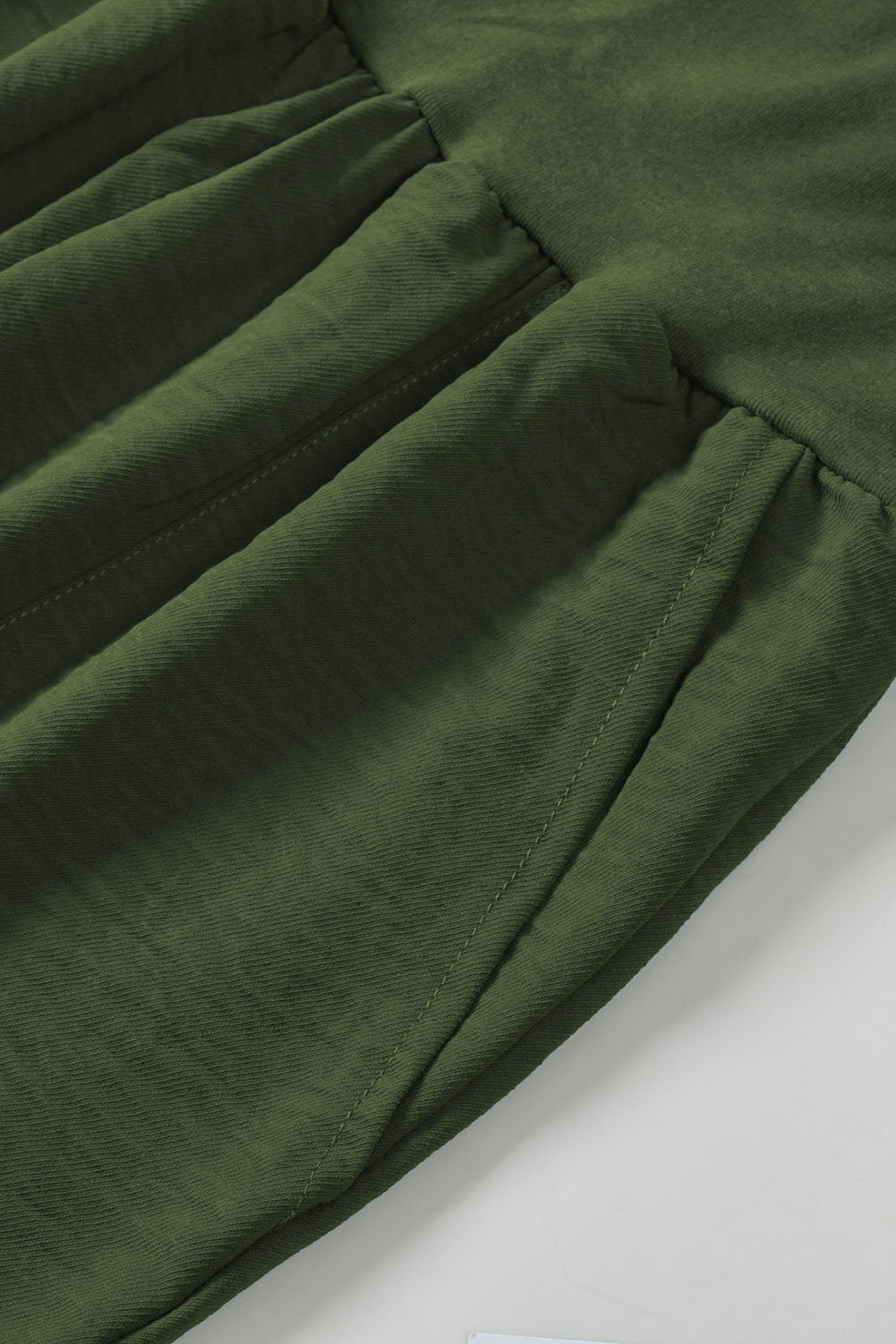 Grüne freizeit-jogger mit taschen