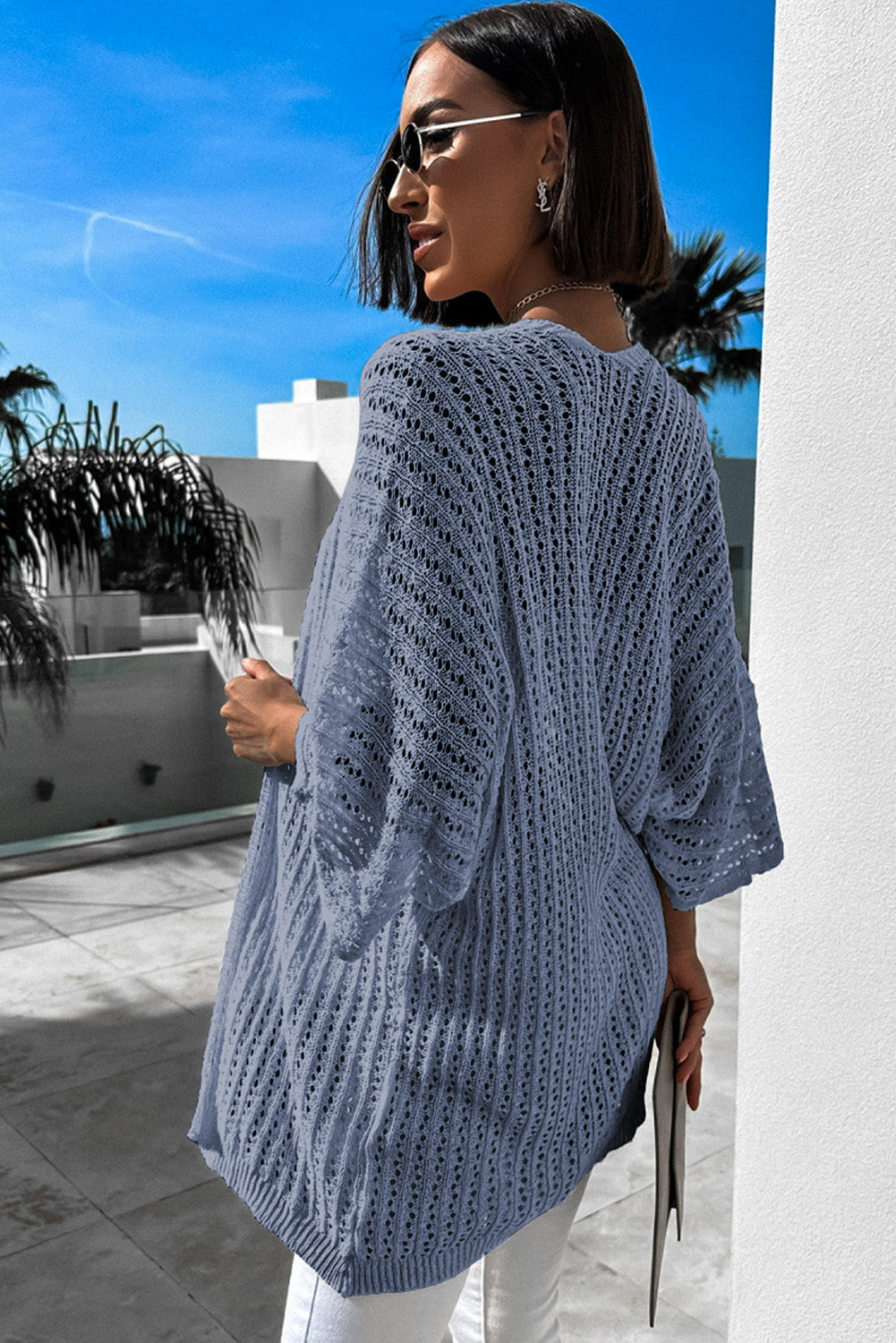 Himmelblauer strickcardigan mit hohlen armbändern an den ärmeln