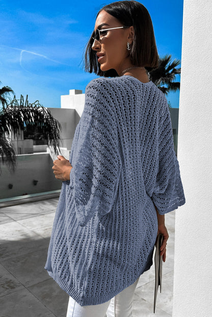 Himmelblauer strickcardigan mit hohlen armbändern an den ärmeln
