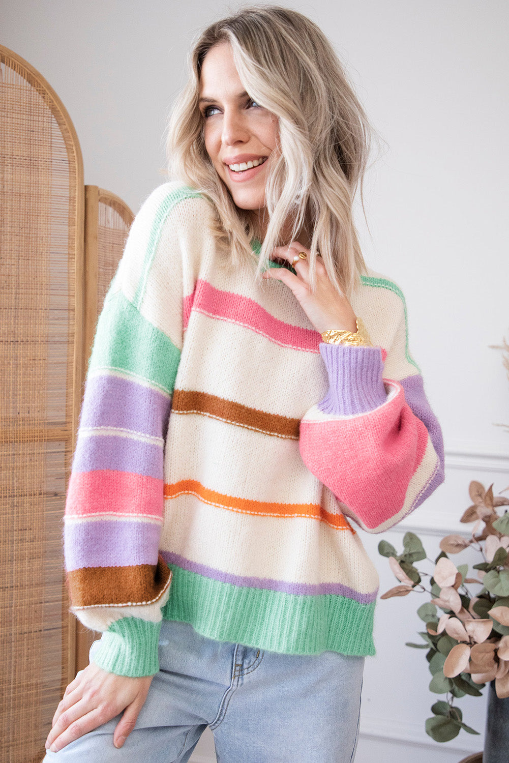 Mehrfarbig gestreifter colorblock pullover mit überschnittenen schultern