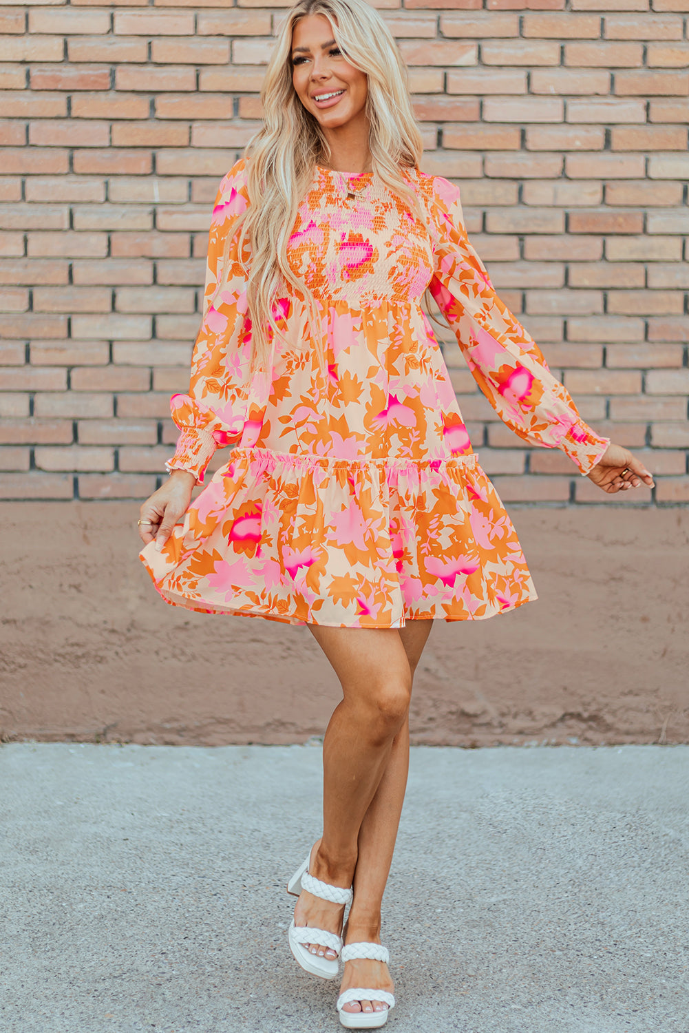 Abstraktes minikleid mit gerafften laternenärmeln in orange