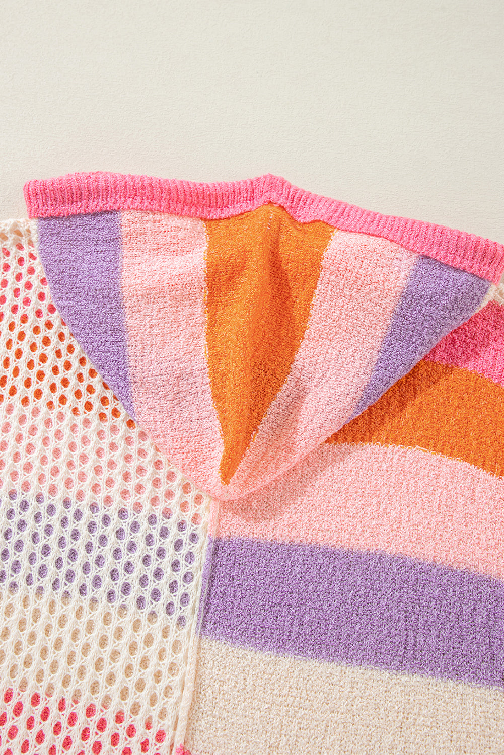 Rosa übergroßer colorblock-pullover mit v-ausschnitt und kapuze