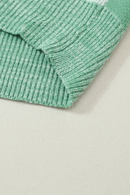 Mintgrüner pullover mit karomuster und schultertaschen