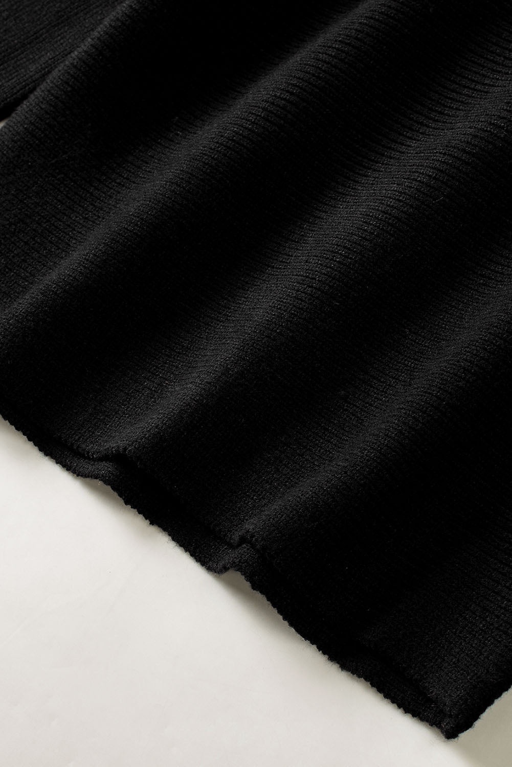 Schwarzer gestreifter langarm-strickpullover
