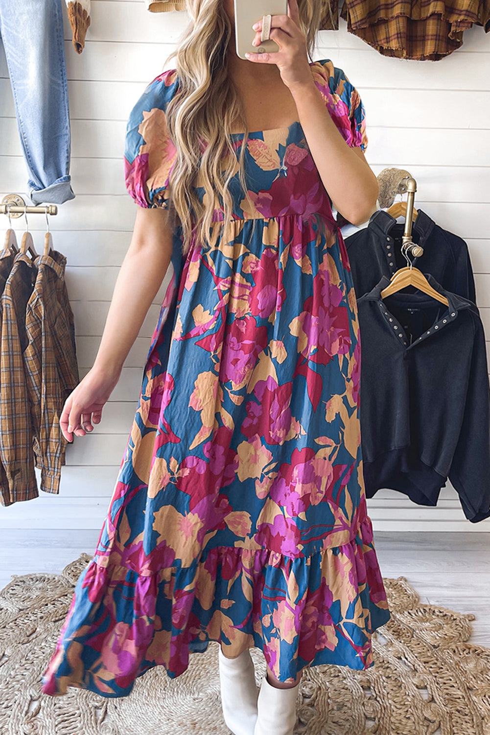 Dunkelblaues Kleid mit quadratischem Ausschnitt und gerafften Ärmeln