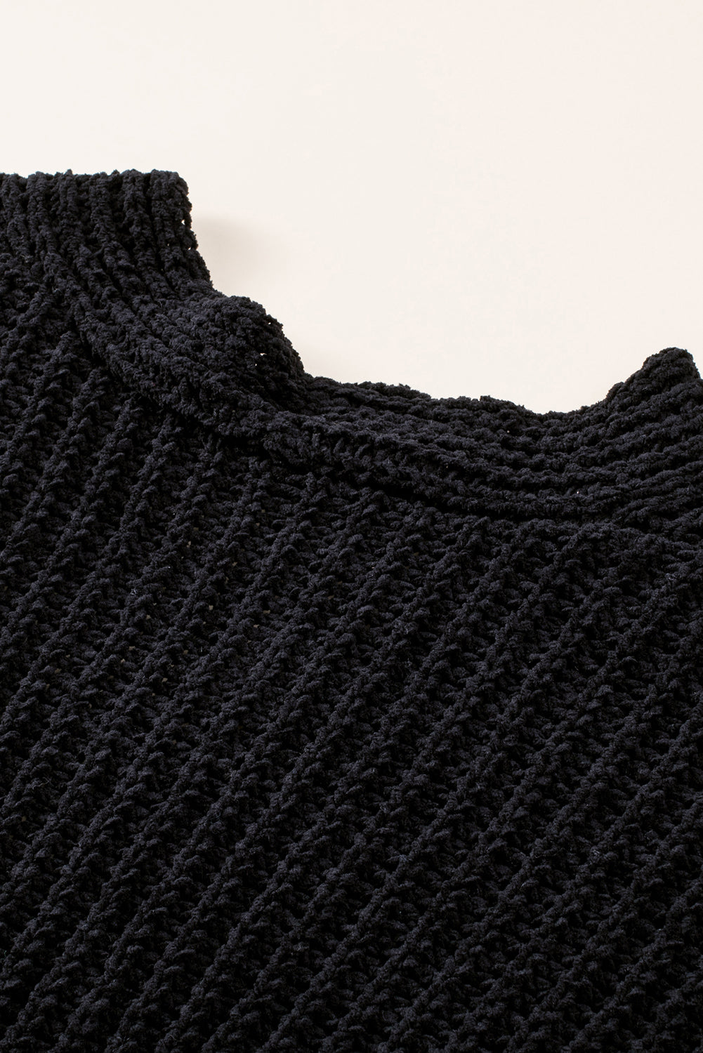 Schwarzer strickcardigan mit knöpfen an der vorderseite und hängeschultern