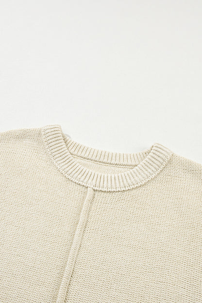Haferflockenfarbener pullover mit gestrickten ärmeln
