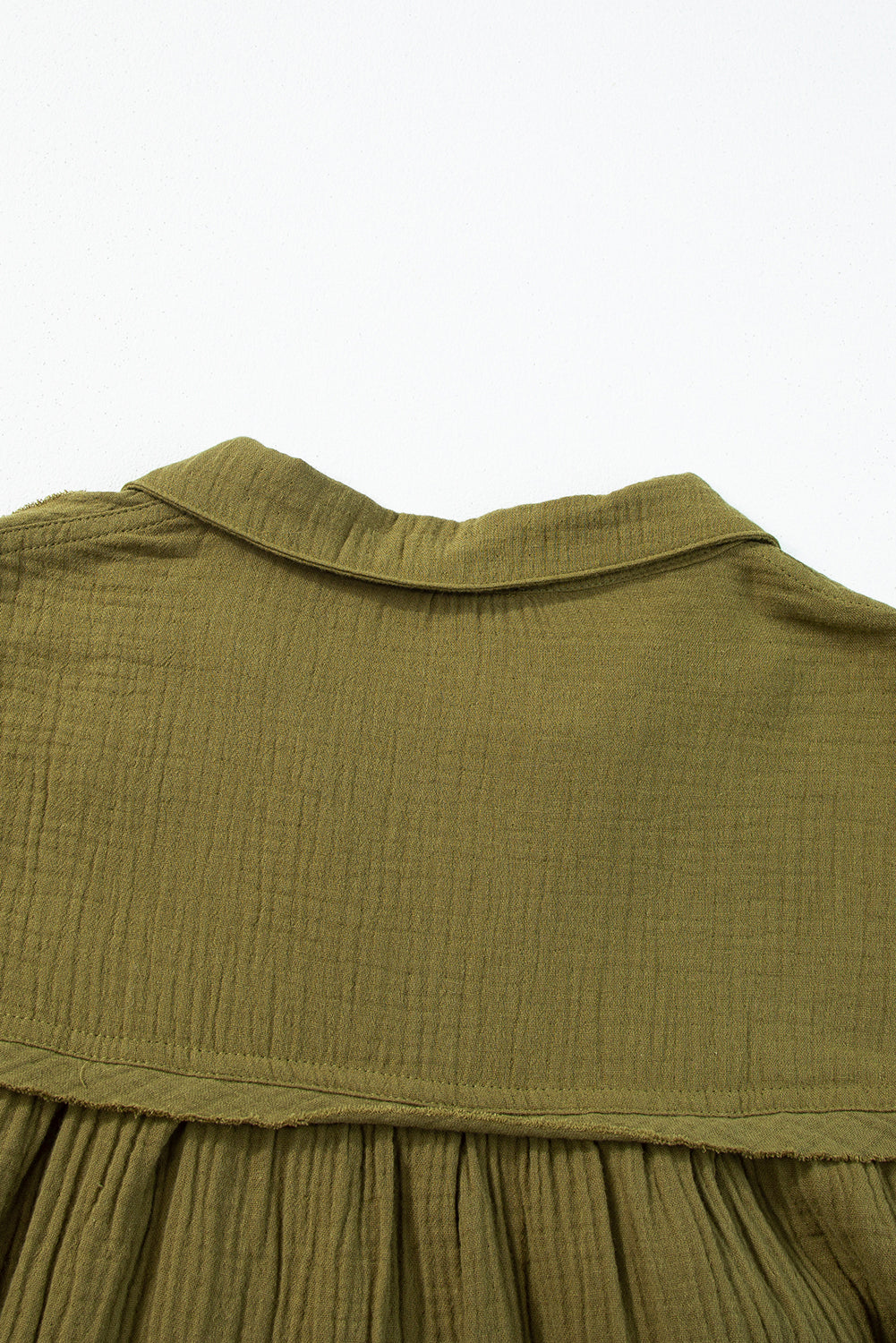 Grünes ausgefranstes kleid mit ausgestelltem puffärmel und schlitzausschnitt