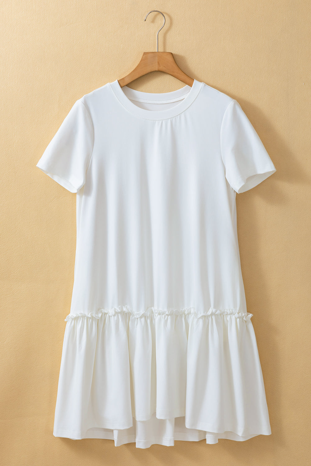 Weißes kurzärmeliges freizeitkleid mit gerüschtem saum