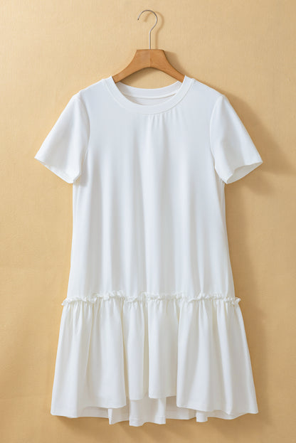 Weißes kurzärmeliges freizeitkleid mit gerüschtem saum