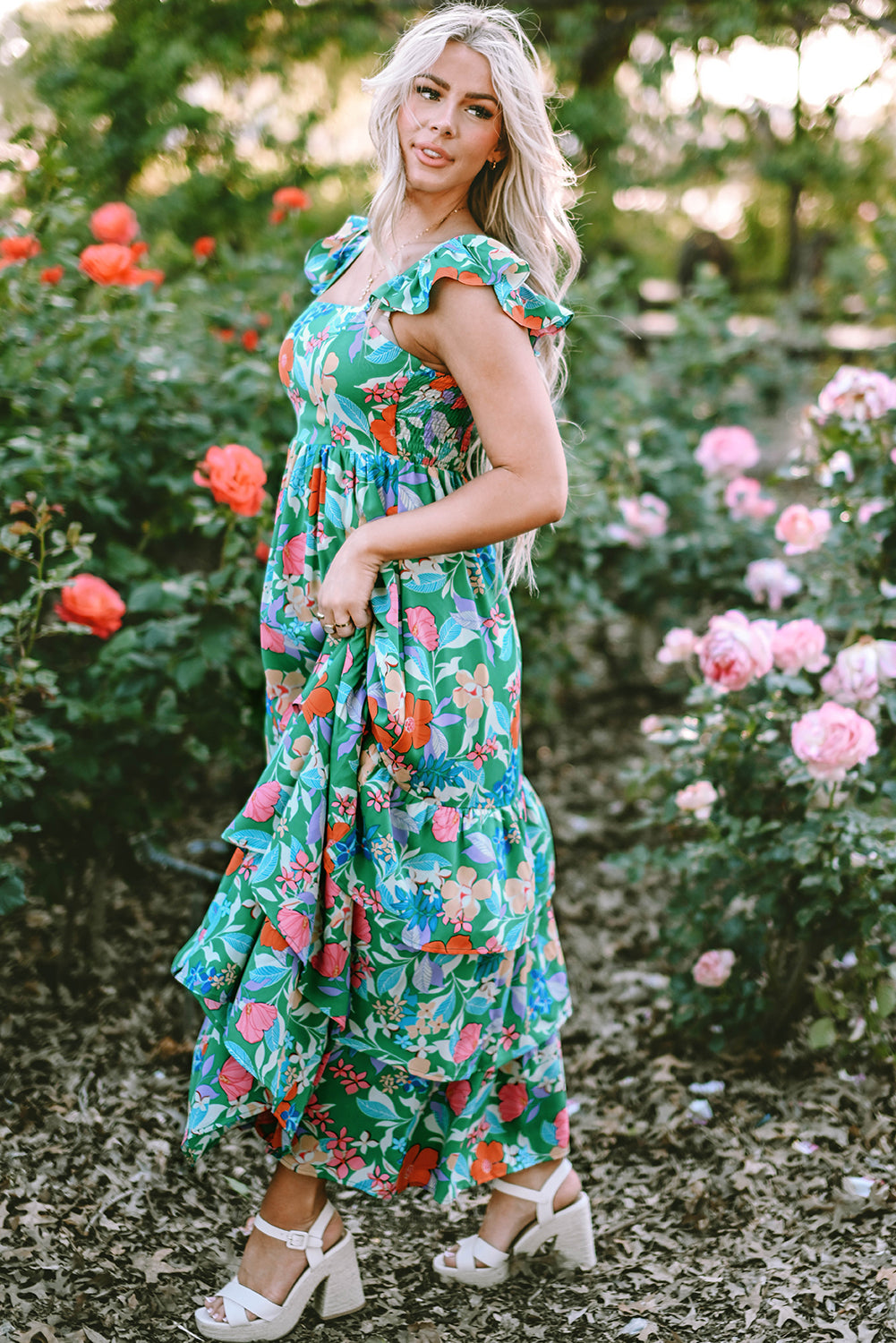 Grünes ärmelloses maxikleid mit blumendruck und rüschenbesatz