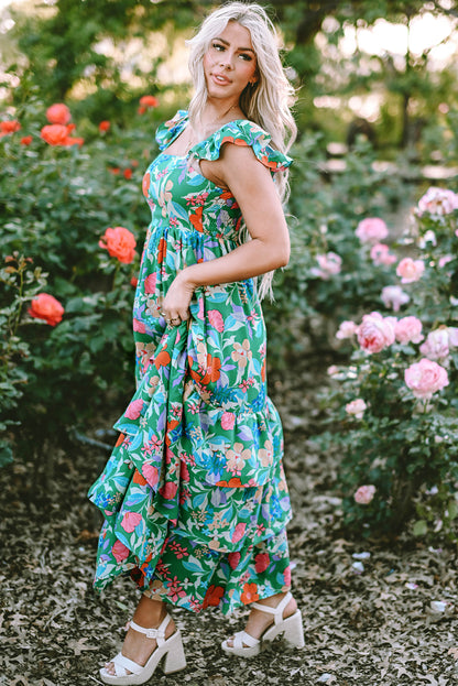 Grünes ärmelloses maxikleid mit blumendruck und rüschenbesatz