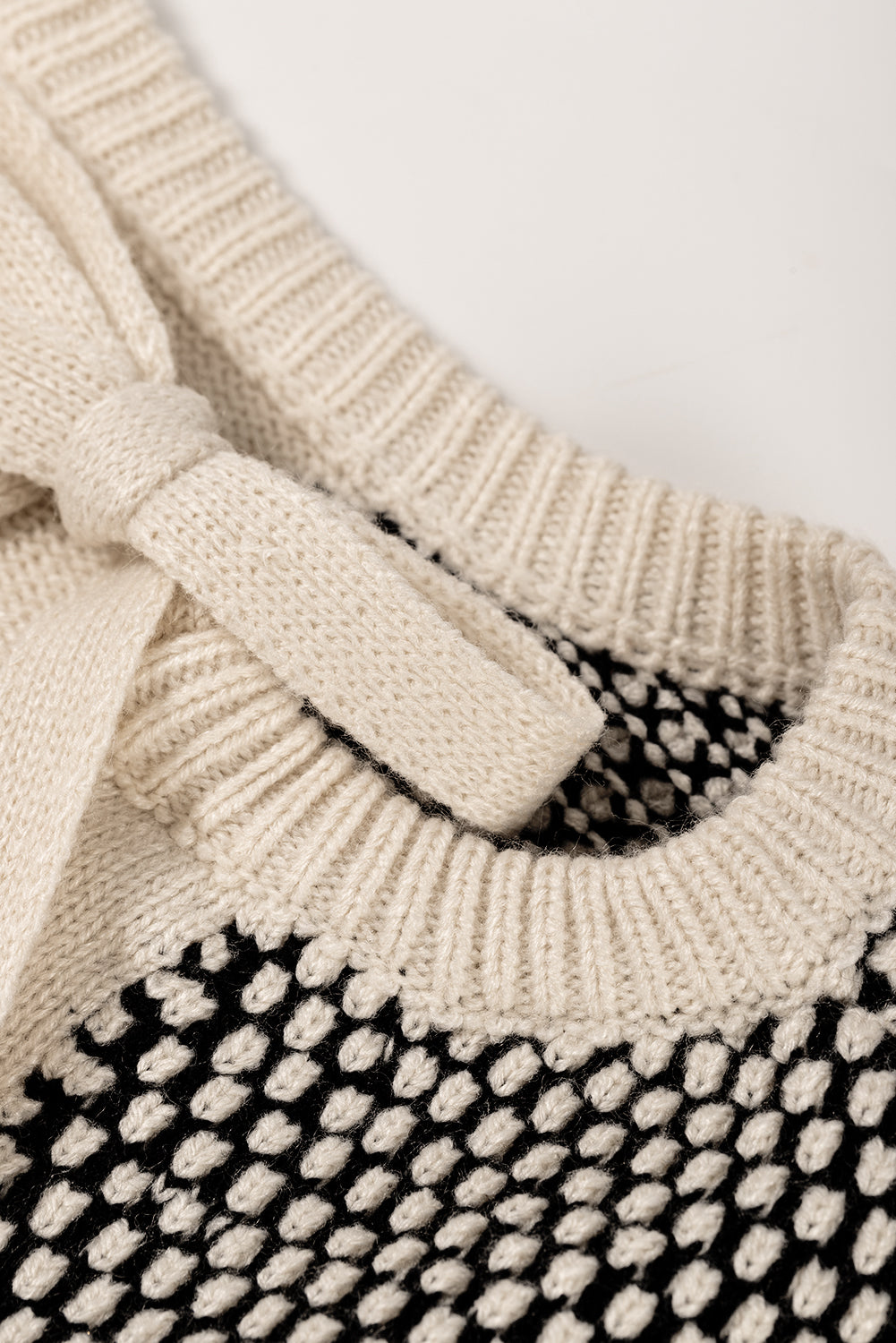 Schwarzer neutraler colorblock pullover zum binden