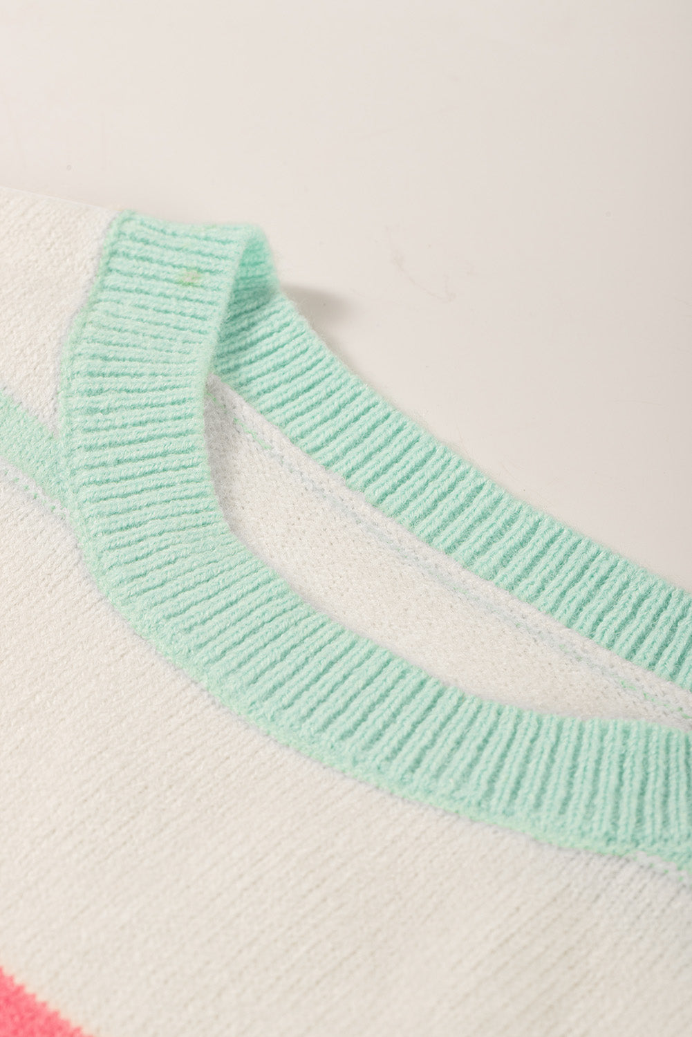 Mehrfarbig gestreifter colorblock pullover mit überschnittenen schultern