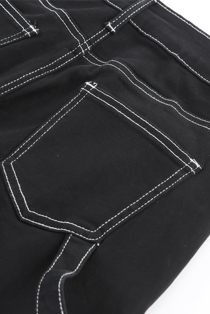 Schwarze cargo-hose mit hoher taille und geradem bein und taschen